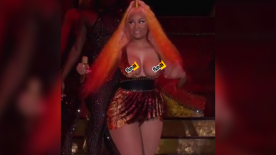 Nsfw Nicki Minaj Has A Major Wardrobe Malfunction