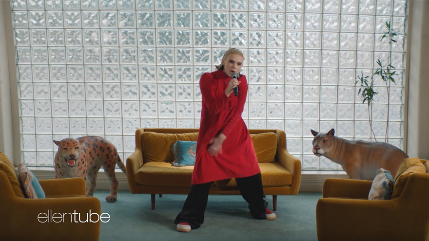 Kiwi singer Benee performs on the Ellen show!