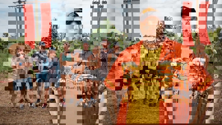 Stars back team mate after he chooses to leave Celebrity Treasure Island