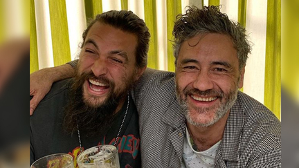 Taika Waititi and Jason Momoa embrace in Hongi at Golden Globes